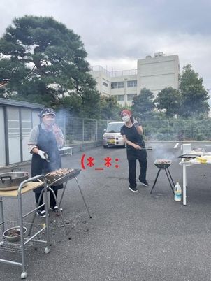 バーベキューを楽しむ様子 中庭