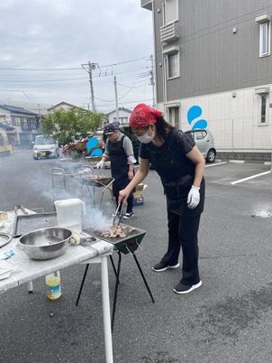 屋外でバーベキューをしている様子