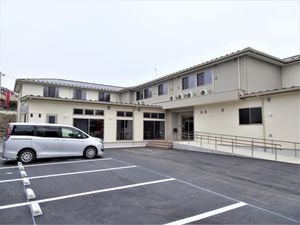 白を基調とした広々とした外観