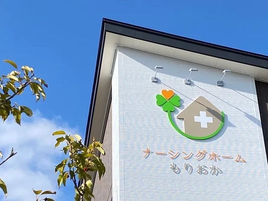 看板のある建物外観  