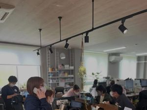 スタッフが作業する共有スペース  