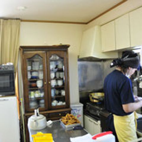 調理する人がいるキッチン キッチン 広々とした調理スペースで、スタッフが料理を準備しています。快適な環境で作業ができます。