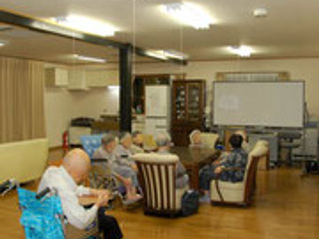 皆が集う広い部屋 リビング 広々としたリビングでは、住人がくつろぎながら楽しく過ごしている様子が見られます。自然光が差し込む明るい空間です。