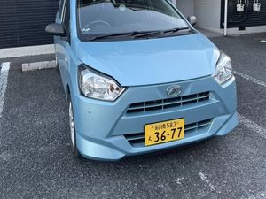 青い車の外観  
