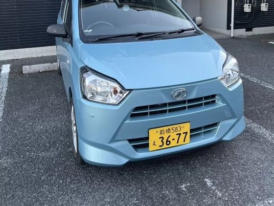 青い車の外観  