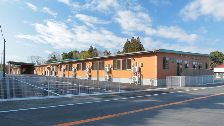 駐車場付き建物の外観