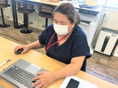 職員の様子を示す部屋