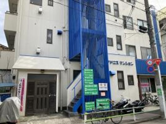 青い階段の外観  