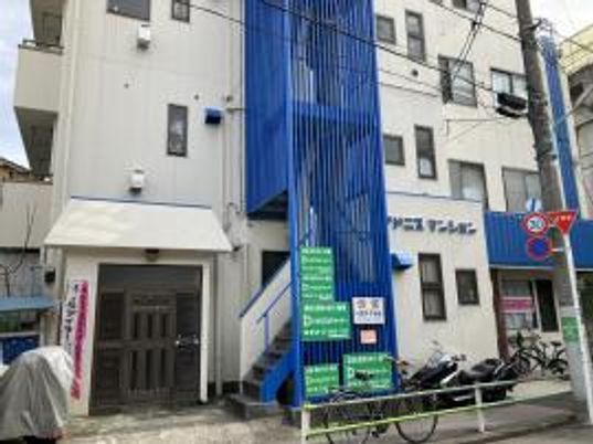 青い階段の外観  