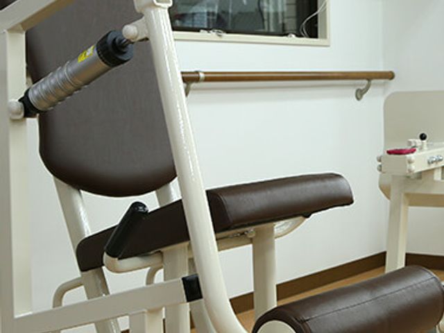 トレーニング器具の部屋 機能訓練室 明るい機能訓練室では、最新のトレーニング器具を利用して安心してエクササイズが可能です。