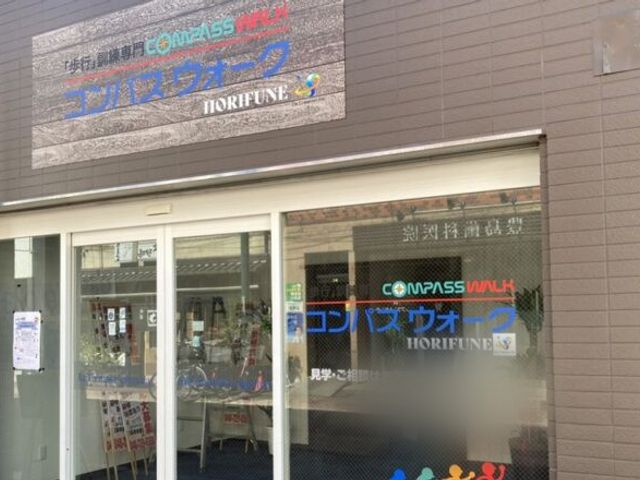 明るく開放的な入口 エントランス 広々としたエントランスはガラス扉で、出入りがしやすく快適です。