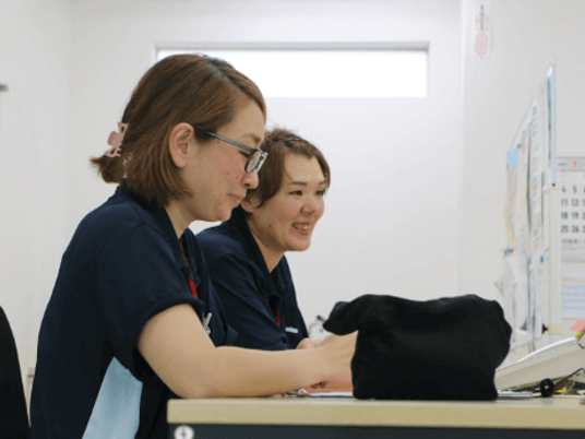 スタッフが机で作業する様子  