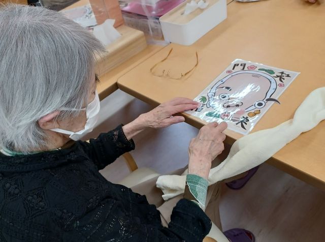 活動を楽しむ利用者の様子 多目的室 利用者が手先を使った活動を楽しんでいます。和やかな雰囲気で、心地よい時間が流れています。
