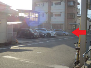 建物前の駐車場外観  