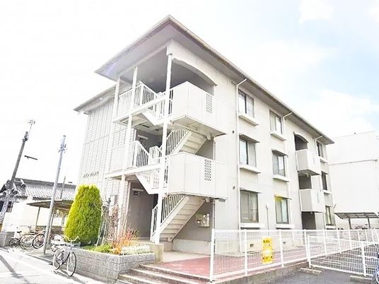白い建物の外観  