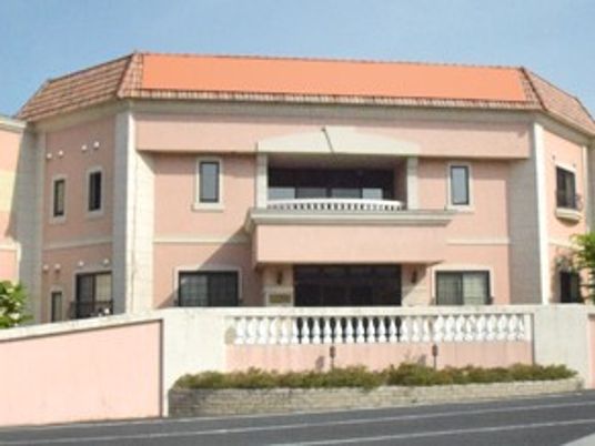 明るい外観の建物  