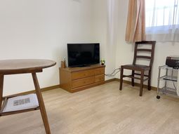 居室のテレビと家具