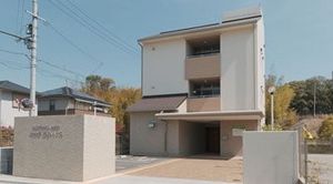 落ち着いた外観の建物