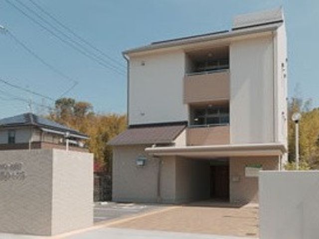 落ち着いた外観の建物 外観 落ち着いた色合いの建物で、周囲の自然と調和しています。通勤のたびに心安らぐ場所です。