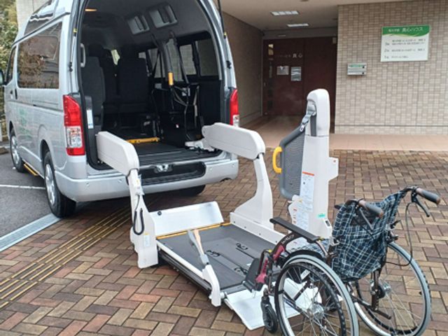 車椅子対応の送迎車 外観 車椅子対応の送迎車がありますので、移動が気軽で安心です。送迎車の外観をご覧いただけます。