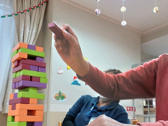 ゲームを楽しむ様子 居室 ゲームを楽しむ温かい雰囲気の居室です。和やかな時間を共に過ごせます。