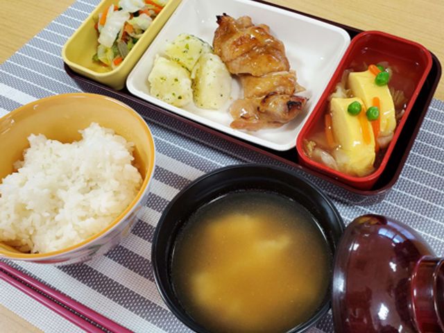 おいしい料理の食堂 食堂 栄養バランスを考えた郷土料理が楽しめる食堂です。色とりどりのメニューが並びます。