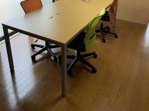 会議用テーブルのある室内  