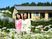 花壇の前の女性と建物外観  