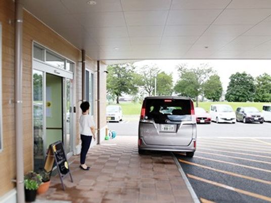 送迎車が停まるエントランス  