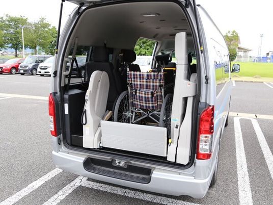 車いす対応車両の後部  
