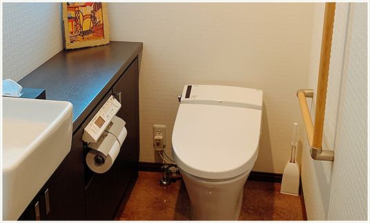 安全な手すりのトイレ