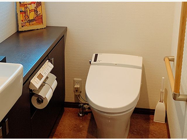 安全な手すりのトイレ トイレ シンプルで使いやすいトイレには、安全に配慮した手すりが設置されています。