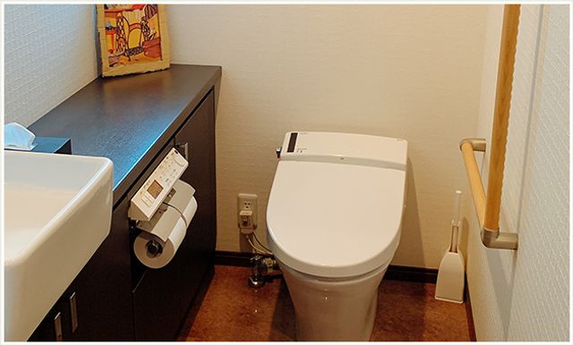 安全な手すりのトイレ トイレ シンプルで使いやすいトイレには、安全に配慮した手すりが設置されています。