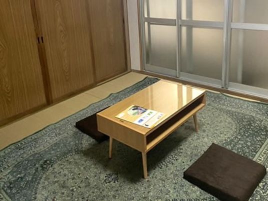 和室の座卓と座布団の部屋  