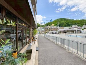 建物前の歩道と道路の外観  