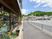 建物前の歩道と道路の外観  