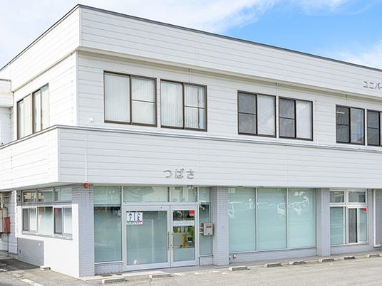 白い建物外観  