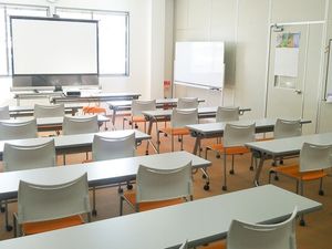 机が並ぶ明るい多目的室  