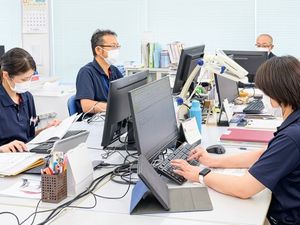 スタッフが作業する事務室  