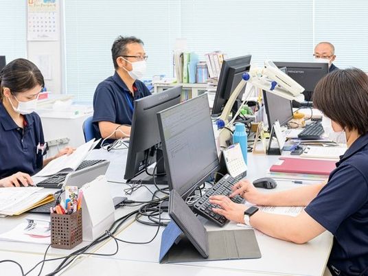 スタッフが作業する事務室  