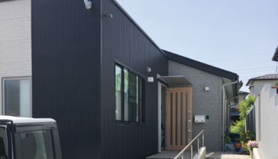 落ち着いた外観の建物
