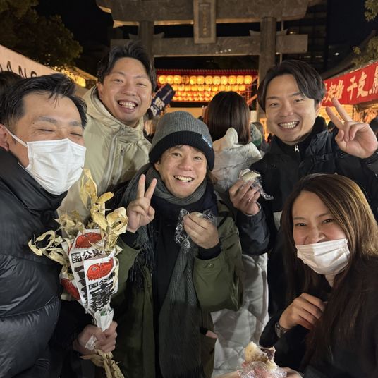 笑顔のスタッフたちの様子