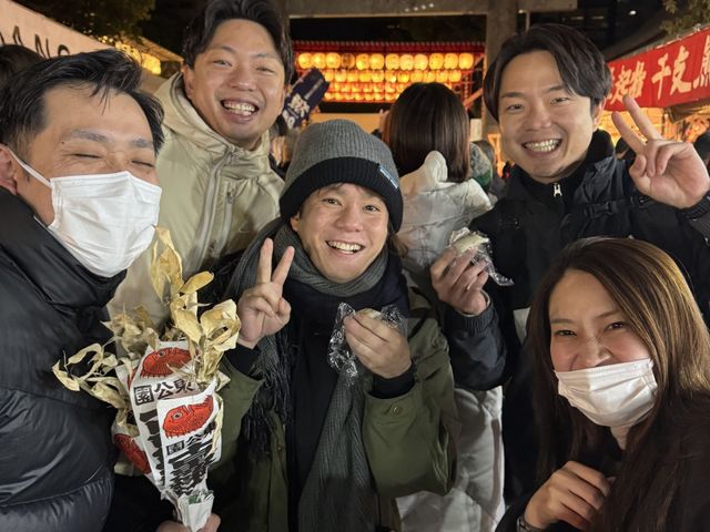 笑顔のスタッフたちの様子 スタッフイメージ 笑顔のスタッフがリラックスした雰囲気で楽しんでいます。和やかな職場環境を感じられます。