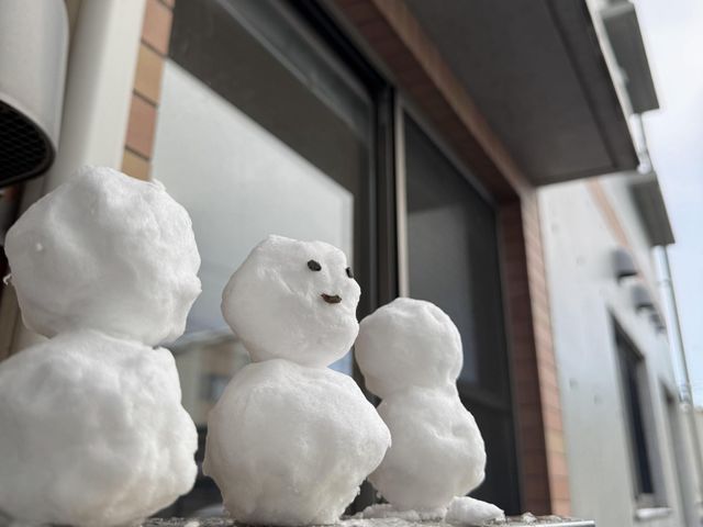 外に置かれた雪だるま 外観 施設の外に並べられた雪だるまが季節感を演出しています。冬の雰囲気を楽しめる場所です。