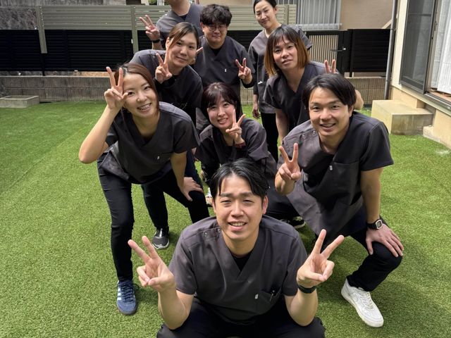 スタッフが集う中庭 中庭 スタッフが楽しそうにしている様子が印象的です。働きやすい環境が整っていることでしょう。