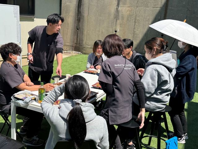 穏やかな雰囲気の庭 庭 スタッフが和やかに会話を楽しんでいます。リラックスできる雰囲気が魅力です。