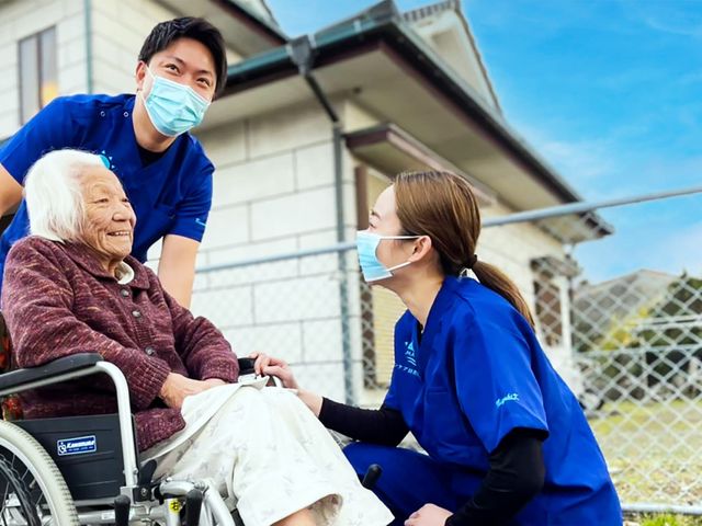 スタッフイメージ スタッフイメージ 笑顔で交流し、温かみのあるスタッフたちの姿を見て就業への安心感が持てます。