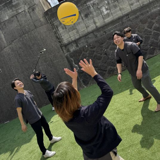 楽しげな人々の様子　庭