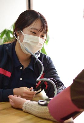 利用者の健康チェックスタッフ