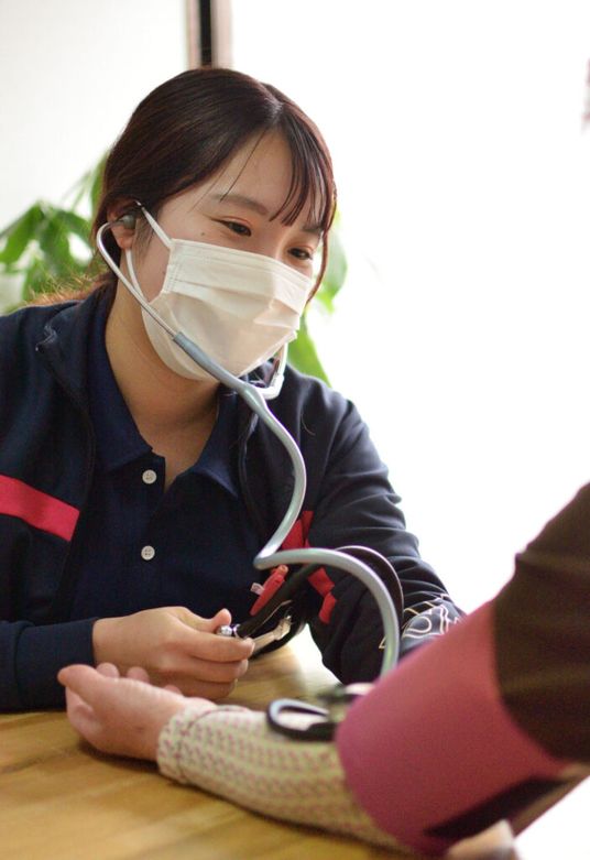 利用者の健康チェックスタッフ